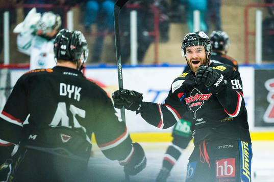 Asplövens Sebastian Dyk och Jacob Lagacé jublar
