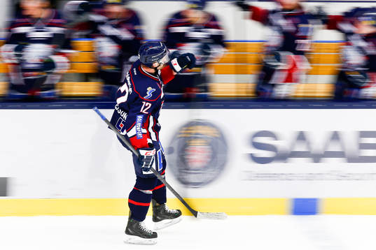 Linköpings Sebastian Karlsson jublar på båset