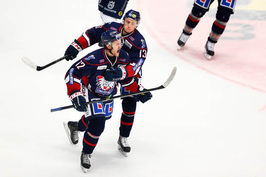 Linköpings Sebastian Karlsson jublar ihop med Jakub Vrana