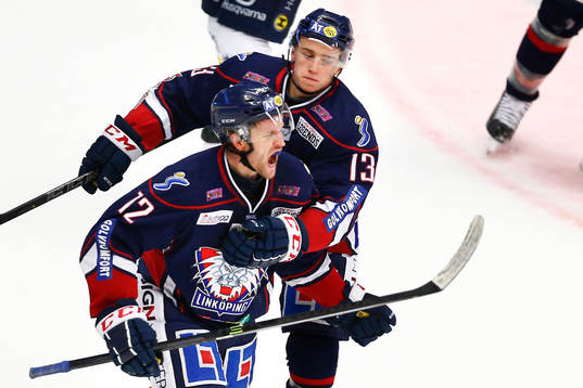 Linköpings Sebastian Karlsson jublar ihop med Jakub Vrana