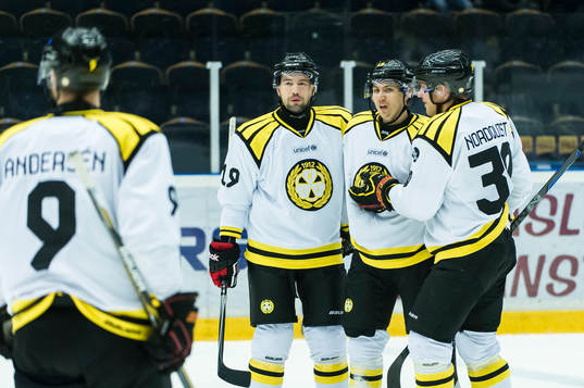 Brynäs Anton Rödin gör 1-1 och jublar