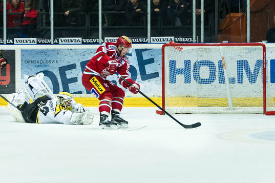 Modos Per-Åge Skröder gör 2-1 målet på Brynäs