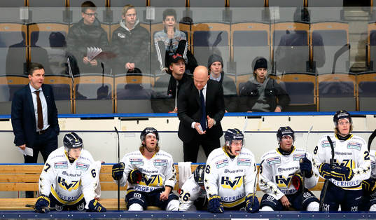 s bås med HV71:s tränare Andreas Johansson