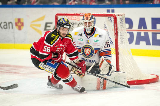 Örebros Johan Wiklander och Växjös målvakt Stefan Steen