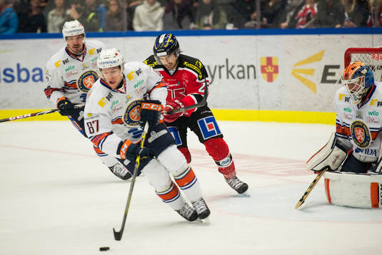 Örebros Martin Johansson jagar Växjös Robert Rosén
