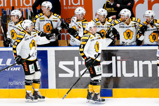 Skellefteås Patrik Zackrisson jublar med båset