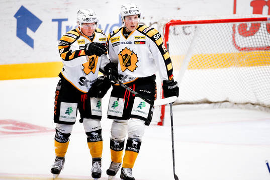 Skellefteås Patrik Zackrisson jublar ihop med Oskar