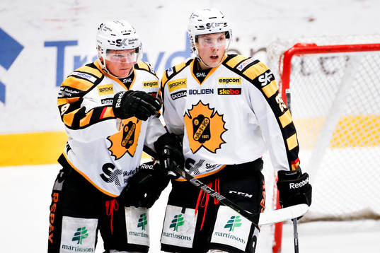 Skellefteås Patrik Zackrisson jublar ihop med Oskar