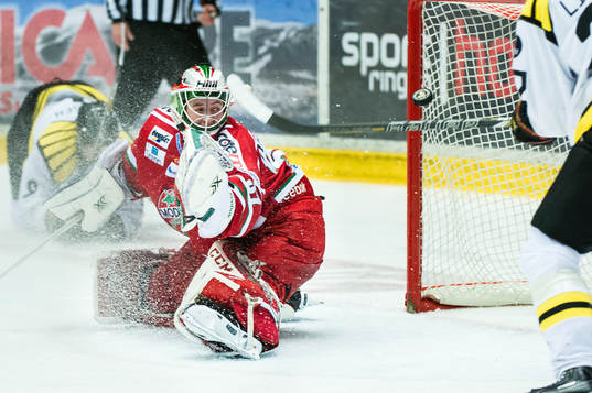 Modos målvakt Adam Reideborn släpper in 2-2 kvitteringen