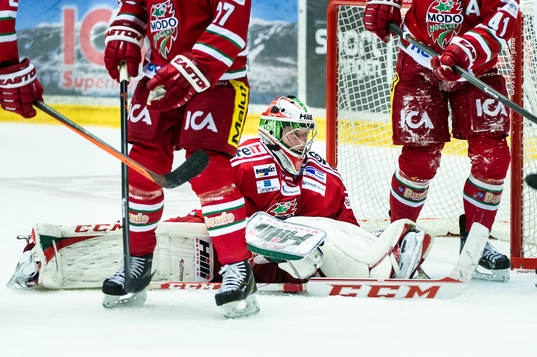 Modos målvakt Adam Reideborn får jobba hårt i Modos kasse