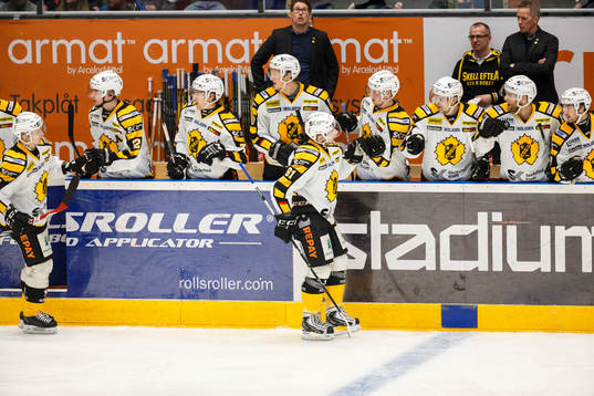 Skellefteås  Fredrik Lindgren firar sitt reduceringsmål