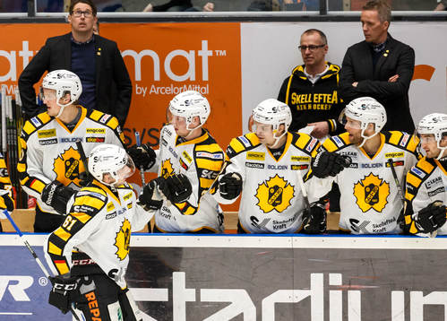 Skellefteås  Fredrik Lindgren firar sitt reduceringsmål