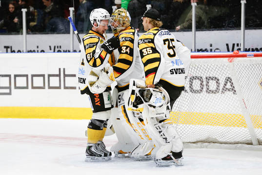 Skellefteås Fredrik Lindgren, målvakt Erik Hanses och