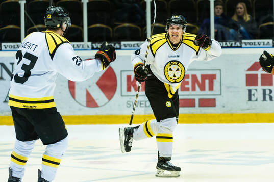 Brynäs Anton Rödin jublar mot Bill Sweatt