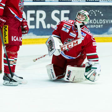 Modos målvakt Adam Reideborn deppar då han släpper in