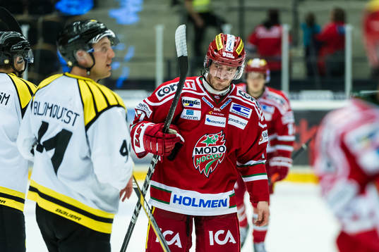 Modos Travis Roche deppar när matchen är slut