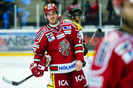 Modos Travis Roche deppar när matchen är slut