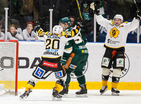 Skellefteås Janne Pesonen (h) höjer armarna och jublar