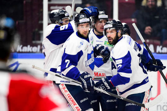 Karlskogas spelare jublar
