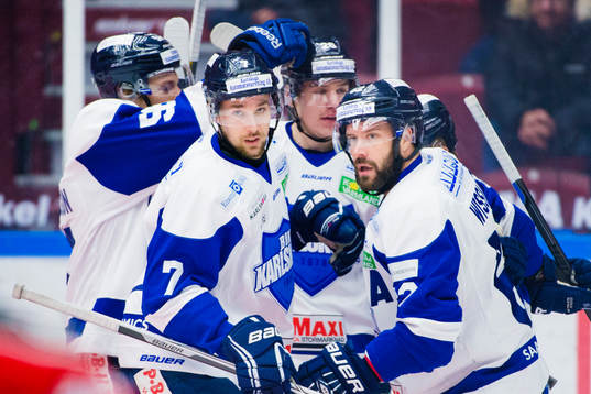 Karlskogas spelare firar Anton Holm gjort 0-1