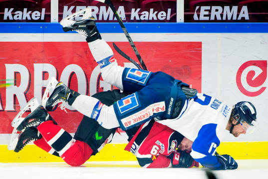 Karlskogas Christian Berglund faller över Malmö Redhawks
