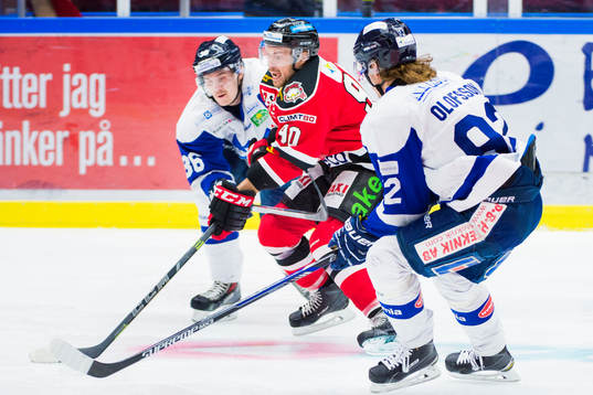 Malmö Redhawks Mattias Persson jagas av Karlskogas Adam