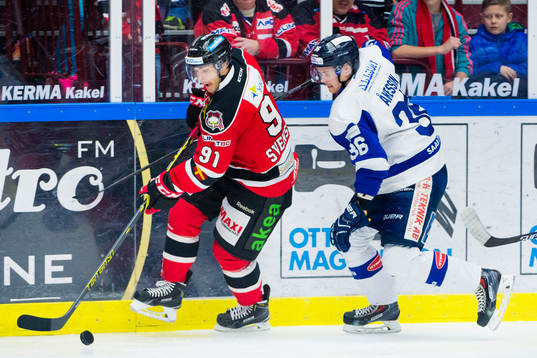 Karlskogas Adam Åkesson jagar Malmö Redhawks Björn