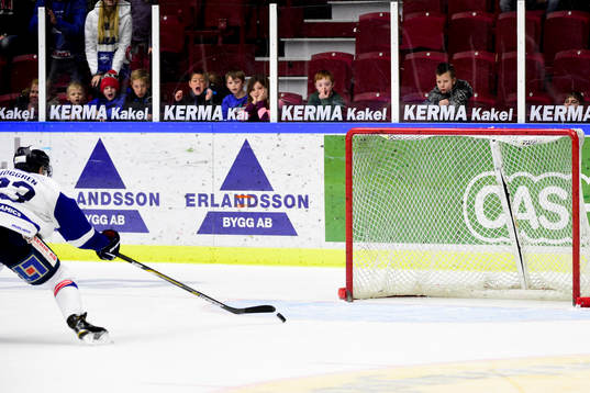 Karlskogas Fredrik Höggren petar in 3-5 i öppen kasse