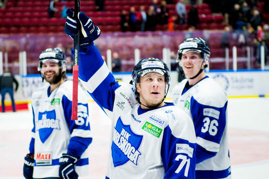 Karlskogas Carl Berglund (mitten) firar segern