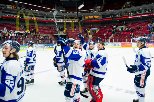 Karlskogas Johan Nilsson (miten) firar segern