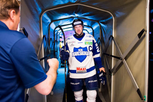 Karlskogas Martin Thelander  lämnar isen
