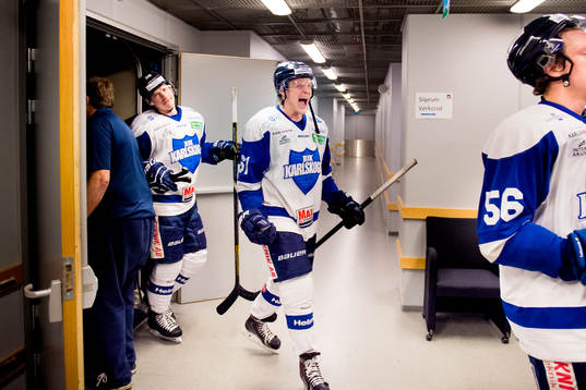 Karlskogas Mikael Eriksson jublar när han lämnat isen