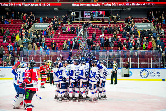 Karlskogas spelare firar segern i ishockeymatchen i