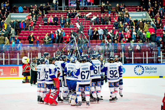 Karlskogas spelare firar segern i ishockeymatchen i