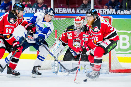 Malmö Redhawks David Liffiton rensar framför målvakt