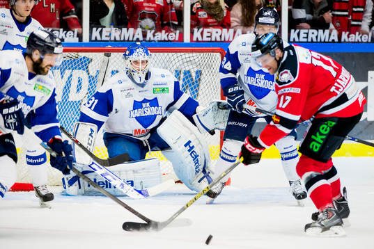 Malmö Redhawks Mathias Tjärnqvist letar skott framför