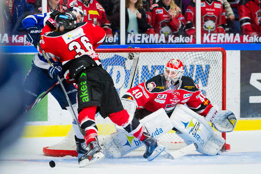 Malmö Redhawks målvakt Pontus Sjögren bevakar David