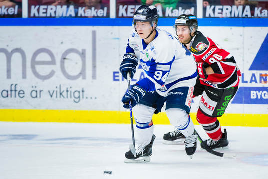 Malmö Redhawks Mattias Persson jagar Karlskogas Henrik