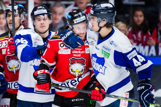 Malmö Redhawks Henrik Hetta och Karlskogas Oskar Carlsson
