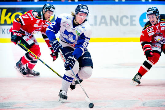Karlskogas Jesper Olofsson jagas av Malmö Redhawks Joey