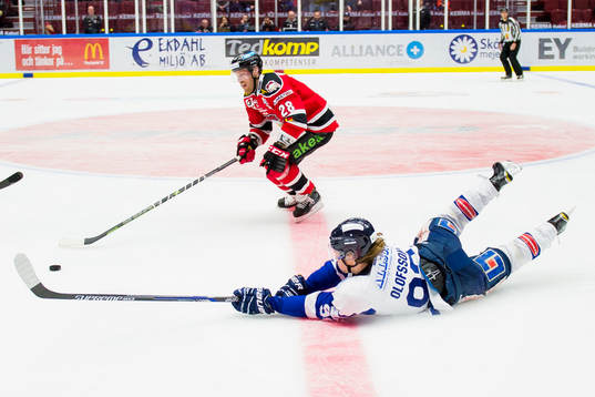 Malmö Redhawks Jens Olsson jagar puck framför liggande