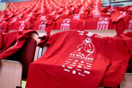 Alla i publiken får en T-shirt med anledning av Stefan
