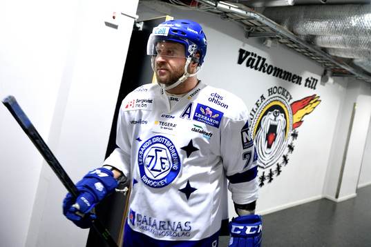 Leksands Jonas Frögren går ut mot isen