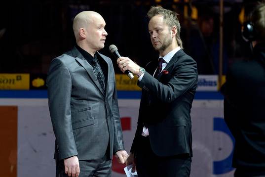 Stefans Nilssons tröjceremoni innan ishockeymatchen i SHL