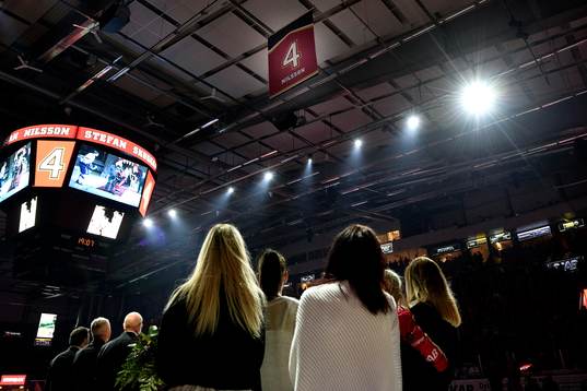 Stefans Nilssons tröjceremoni innan ishockeymatchen i SHL