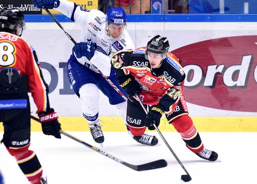 Luleås Victor Ekarv med pucken