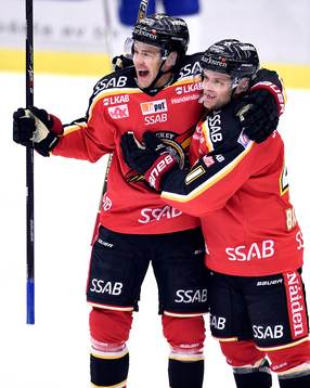 Luleås Niklas Fogström(v) jublar med Chad Billins(h)