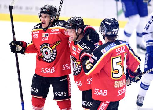Luleås Niklas Fogström(v) jublar med Chad Billins(h)