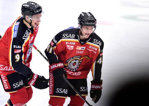 Luleås Johan Forsberg(v) jublar med Chad Billins(h)
