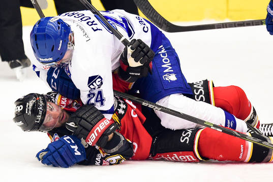 Leksands Jonas Frögren trycker ner Luleås Chris Abbott